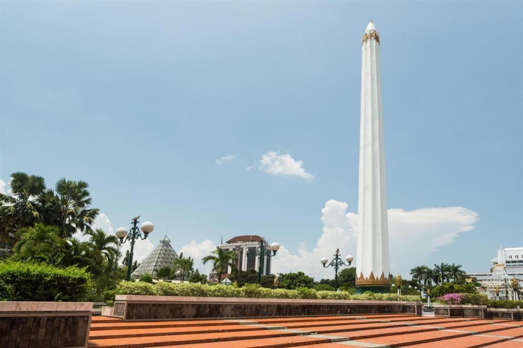 Grand Sumatera Hotel Surabaya Bagian luar foto