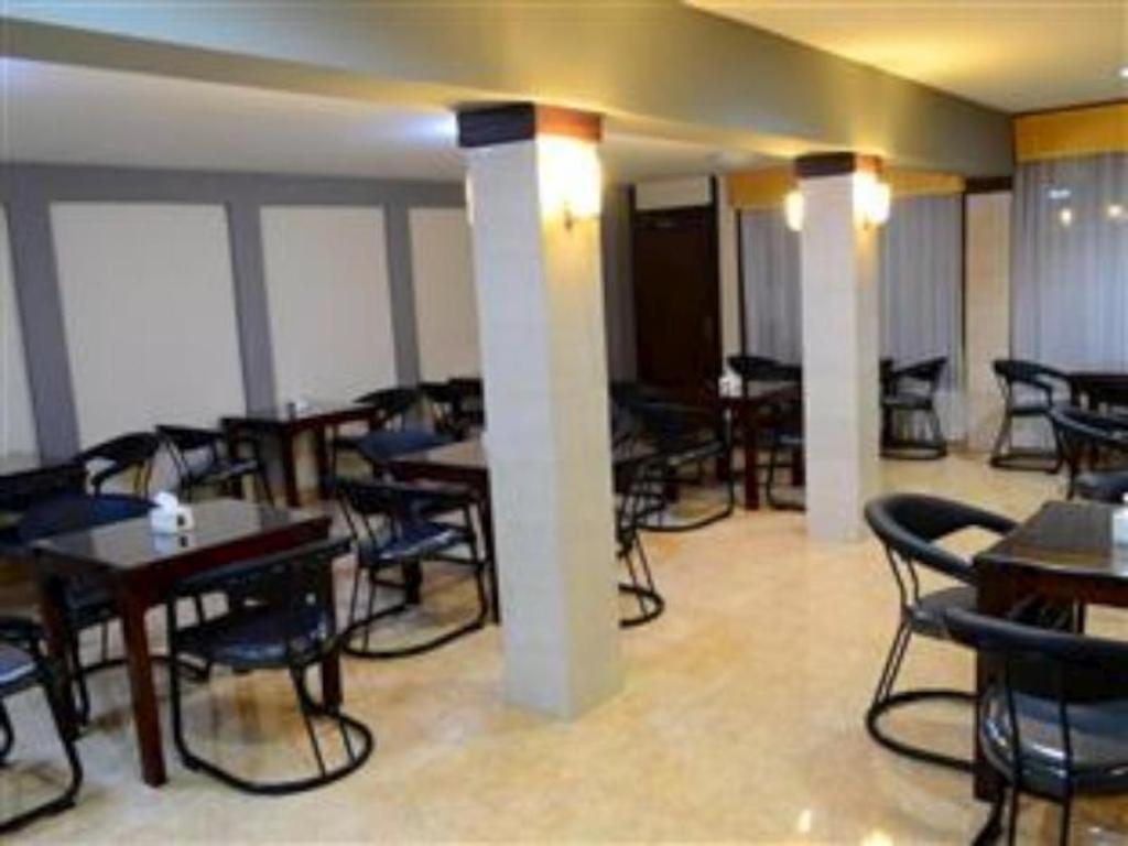 Grand Sumatera Hotel Surabaya Bagian luar foto