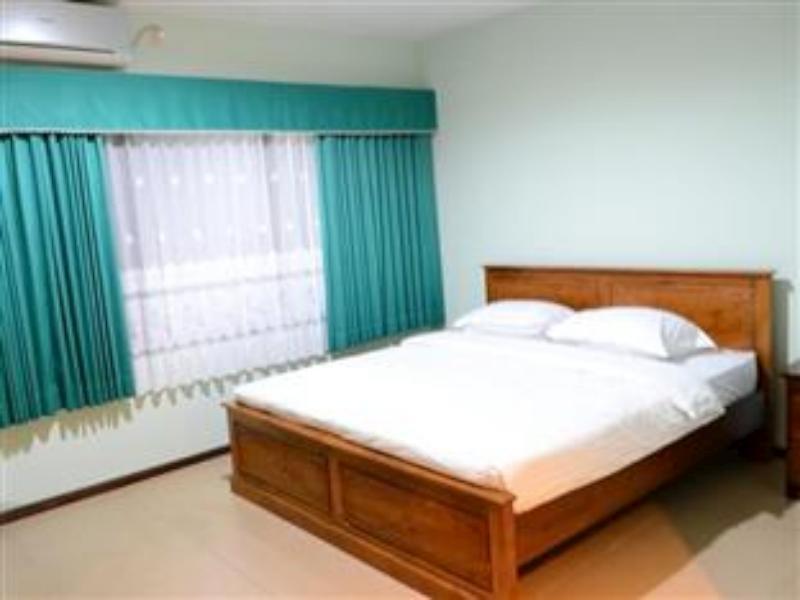 Grand Sumatera Hotel Surabaya Bagian luar foto