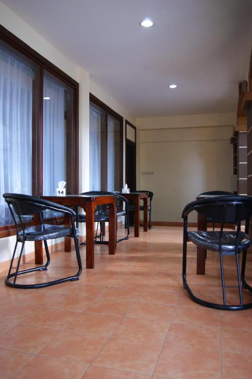 Grand Sumatera Hotel Surabaya Bagian luar foto